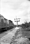 151323 Afbeelding van een stoomlocomotief van de N.S. met rijtuigen voor een bordessein op het emplacement te Amersfoort.